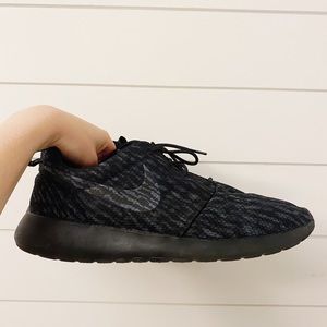Nike Roche black tennis shoes print